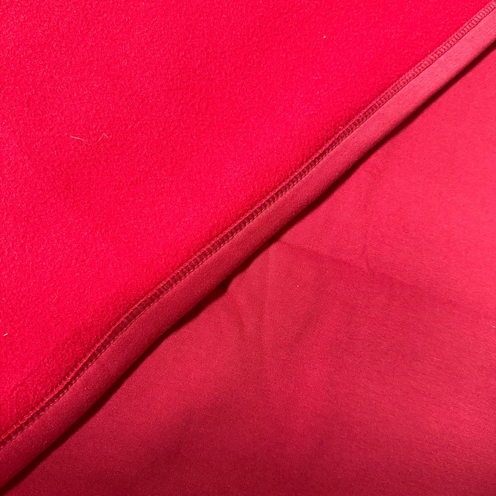 Dark red Elon University blanket, 6Ft 8.5In length and 4Ft 7In width - Picture 4 of 8